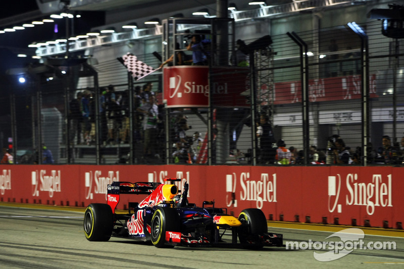 Ganador de la carrera Sebastian Vettel, Red Bull Racing celebra al llevarse la bandera a cuadros