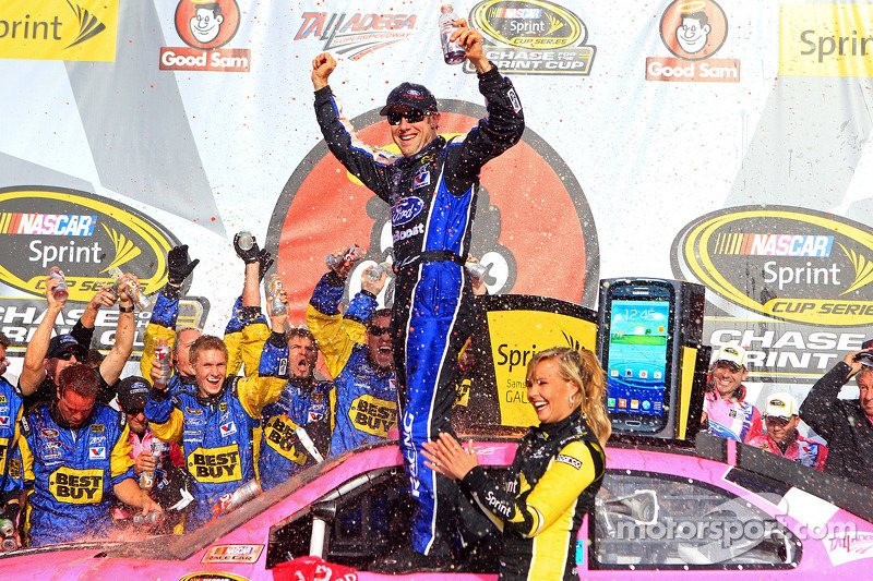 Victory lane: race winner Matt Kenseth, Roush Fenway Racing Ford celebrates