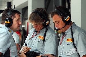 Paul Hembery, Pirelli Motorsport Director, and Mario Isola, Pirelli Racing Manager