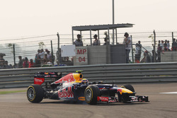 Mark Webber, de Red Bull Racing se enclava y se abre durante su vuelta de calificación definitiva