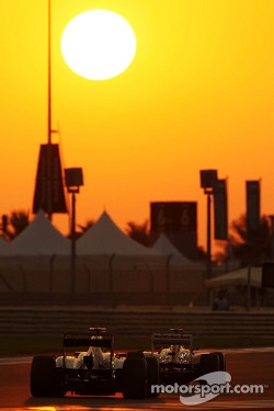 Fernando Alonso, Ferrari leads Daniel Ricciardo, Scuderia Toro Rosso