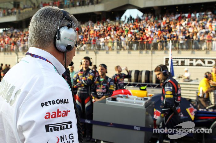 Ross Brawn, director del equipo Mercedes AMG F1 mira el Red Bull Racing de mapa