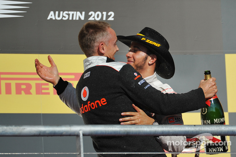 Podium: Lewis Hamilton, McLaren Mercedes, fête sa victoire avec le directeur d'équipe Martin Whitmarsh