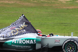 Michael Schumacher, Mercedes AMG F1, mit Dankesflagge