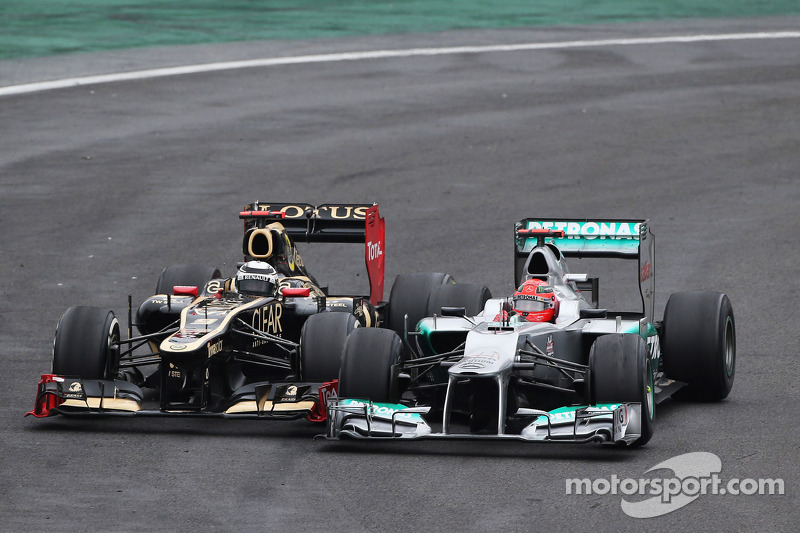 Michael Schumacher, Mercedes AMG F1, y Kimi Raikkonen, Lotus F1 battle for position