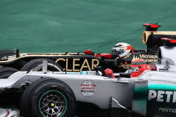 Michael Schumacher, Mercedes AMG F1 en Kimi Raikkonen, Lotus F1 battle for position