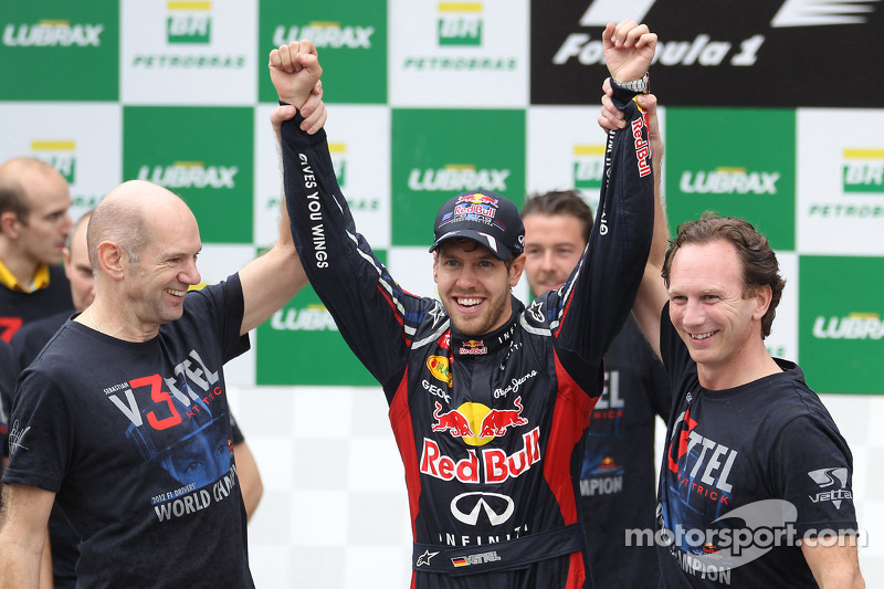 Себастьян Феттель, Red Bull Racing , Едріан Ньюі, головний технічний директор Red Bull Racing та Крі