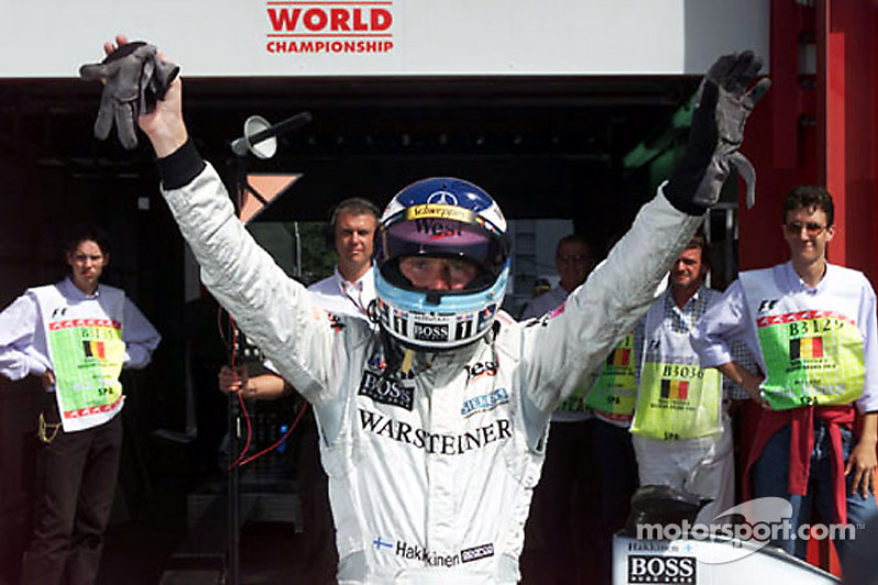 Mika Hakkinen celebra la pole position