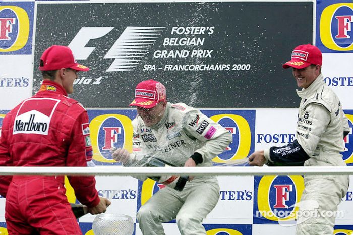 Podio: ganador de la carrera Mika Hakkinen, Michael Schumacher el segundo lugar y tercer lugar Ralf Schumacher