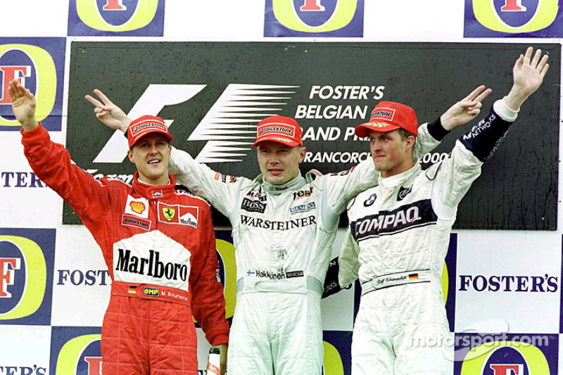 Podio: ganador de la carrera Mika Hakkinen, Michael Schumacher el segundo lugar y tercer lugar Ralf 