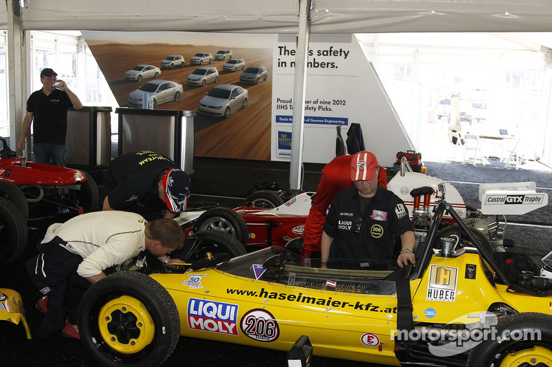 Mechaniker bereiten die Formula Vees beim Formel-V-Revival auf dem Daytona International Speedway vor