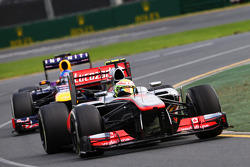 Sergio Perez, McLaren MP4-28 ve Sebastian Vettel, Red Bull Racing RB9