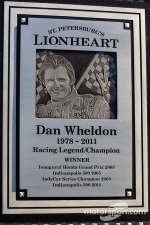 Onthulling Dan Wheldon Memorial en Victory Circle: Dan Wheldon Memorial detail