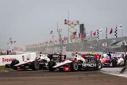 Restart: Will Power, Team Penske Chevrolet et Helio Castroneves, Team Penske Chevrolet