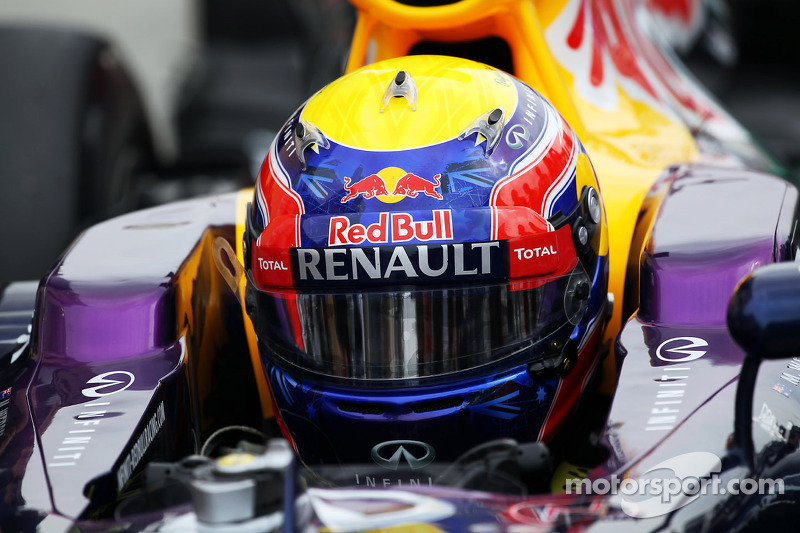 Mark Webber, y su Red Bull Racing RB9 en el parc ferme