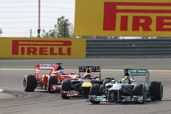 Nico Rosberg, Mercedes AMG F1 W04 voor Sebastian Vettel, Red Bull Racing RB9 en Fernando Alonso, Fer