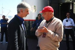 (Da esquerda para direita): Damon Hill, apresentador da Sky Sports, com Niki Lauda, presidente não executivo da Mercedes