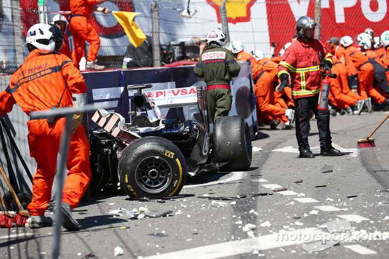 De beschadigde Williams FW35 van Pastor Maldonado, Williams na zijn crash tijdens de race