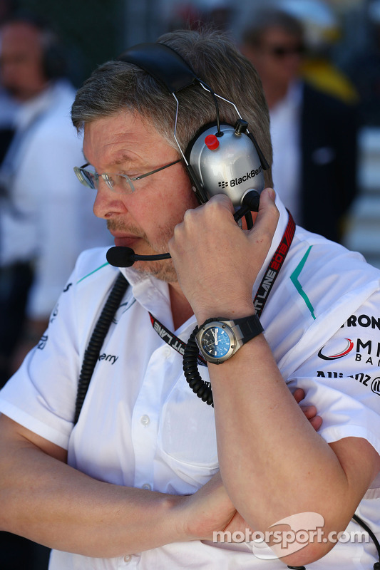 Ross Brawn, Mercedes AMG F1 director del equipo en la parrilla durante la carrera detenida