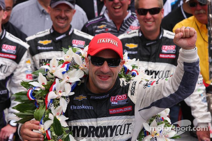 O vencedor Tony Kanaan comemora