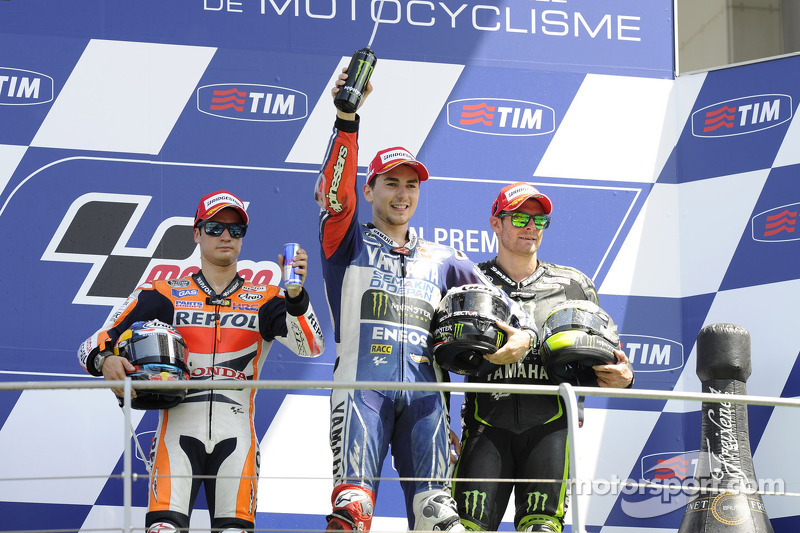 O vencedor Jorge Lorenzo, segundo colocado Dani Pedrosa, terceiro colocado Cal Crutchlow