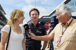 Geri Halliwell, cantora com Christian Horner, Chefe da equipe Red Bull Racing e Bob Constanduros, Jornalista e comentarista do circuito