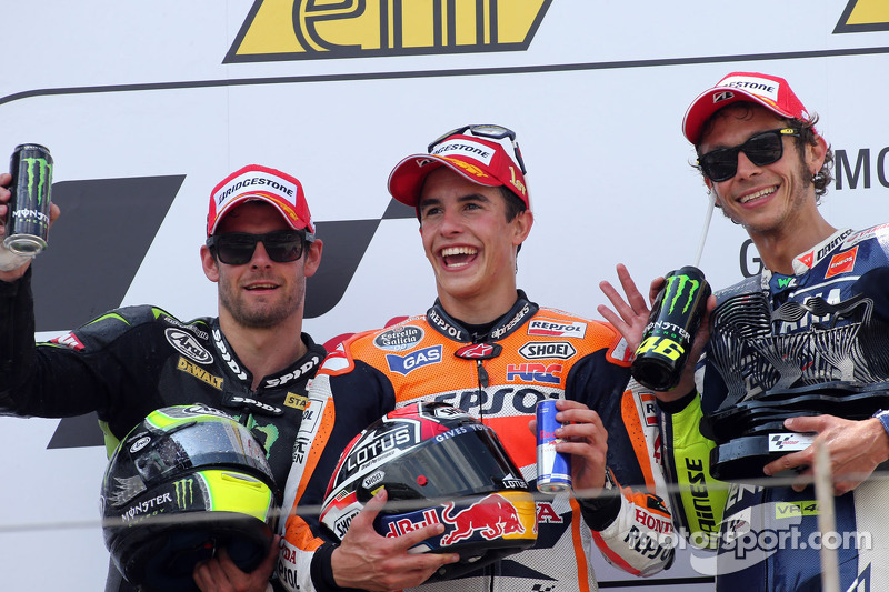 Podio: ganador de la carrera Marc Márquez, segundo lugar CAL Crutchlow y el tercer lugar Valentino Rossi