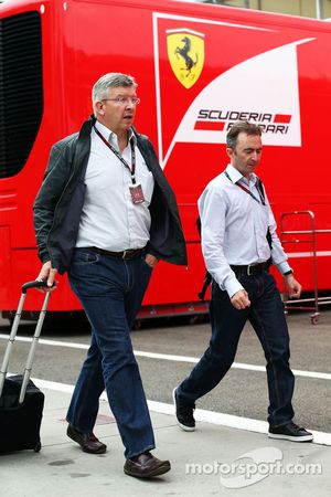 (Da esquerda para direita): Ross Brawn, chefe de equipe da Mercedes AMG F1, com Paddy Lowe, diretor executivo da Mercedes AMG F1