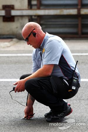 Técnico de Pirelli lleva una lectura de la temperatura de pista