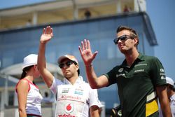 (Izq. A Der.): Sergio Perez, McLaren y Giedo van der Garde, Caterham F1 Team en el desfile de pilotos