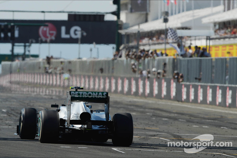 Racewinnaar Lewis Hamilton, Mercedes AMG F1 W04 passeert de finish aan het einde van de race