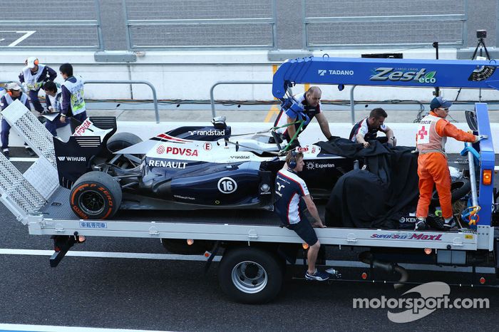 El FW35 Williams de Pastor Maldonado, es llevado a boxes en la parte trasera de un camión tras estrellarse en la segunda sesión de práctica