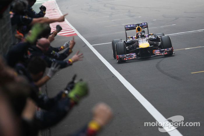 Los campeones de ese año, Vettel en pilotos y Red Bull en equipos