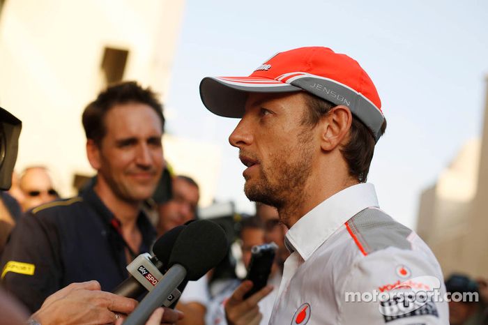 Antes mesmo dos primeiros protótipos serem apresentados, o assunto dividiu opiniões. Jenson Button, campeão de 2009, afirmou que os cockpits fechados tratavam-se de um “caminho inevitável” para a F1.