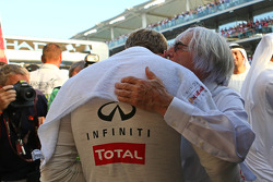 Sebastian Vettel, Red Bull Racing com Bernie Ecclestone, CEO Formula One Group, no grid