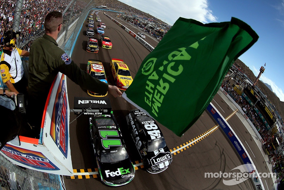 Start: Jimmie Johnson and Denny Hamlin lead the field
