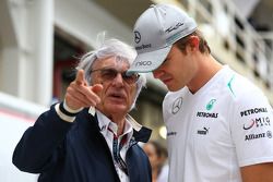 (Da esquerda para direita): Bernie Ecclestone, CEO do Grupo F1, com Nico Rosberg, Mercedes AMG F1