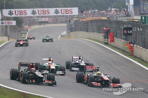 Sergio Perez, McLaren MP4-28 and Heikki Kovalainen, Lotus F1 E21 battle for position