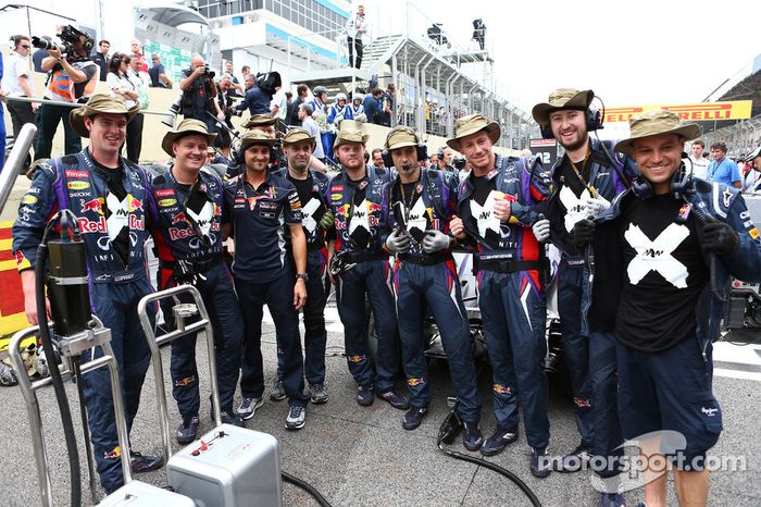 Mark Webber, y miembros del crew del auto de Red Bull Racing