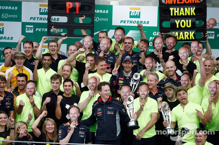 Mark Webber con todo el equipo Red Bull