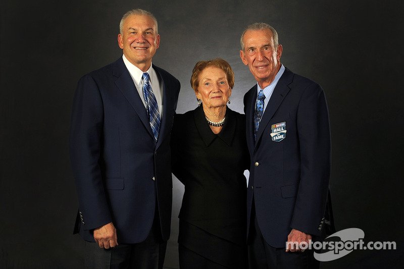 Dale Jarrett, indicado para o Hall da Fama da Nascar em 2014, com sua mãe Martha e seu pai Ned Jarre