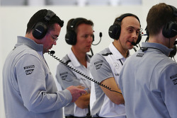 (Links naar rechts): Eric Boullier, McLaren Racing Director, met Sam Michael, McLaren Sporting Direc