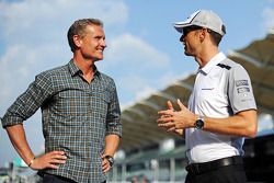 (Esquerda para direita): David Coulthard, assessor da Red Bull Racing e da Scuderia Toro / comentarista da BBC Television com Jenson Button, da McLaren