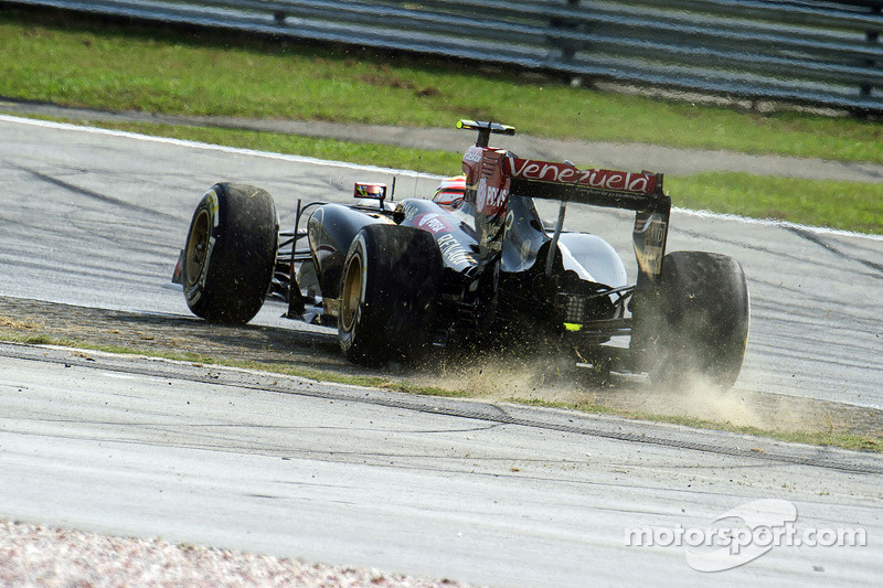 Pastor Maldonado en tête à queue au départ