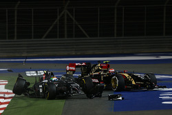 Crash: Esteban Gutierrez, Sauber C33, und Pastor Maldonado, Lotus F1 E22