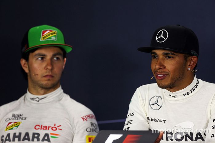 Carrera ganador Lewis Hamilton, de Mercedes AMG F1 con Sergio Perez, Sahara Force India F1 en la car