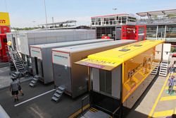 Renault F1 Sport e Mercedes AMG F1 caminhões no paddock