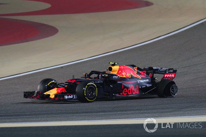 Max Verstappen, Red Bull Racing RB14 Tag Heuer, terseok-seok kembali ke pit setelah bocor ban