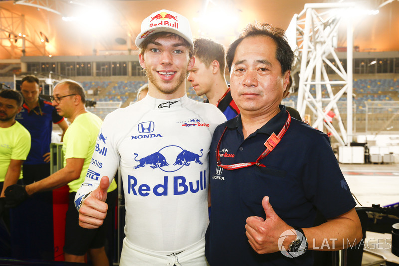 Pierre Gasly, Toro Rosso, and Toyoharu Tanabe, F1 Technical Director, Honda, celebrate a 4th place finish