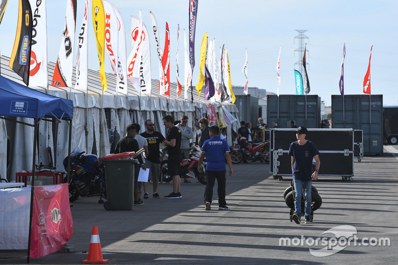 Atmosfer paddock The Bend Motorsport Park